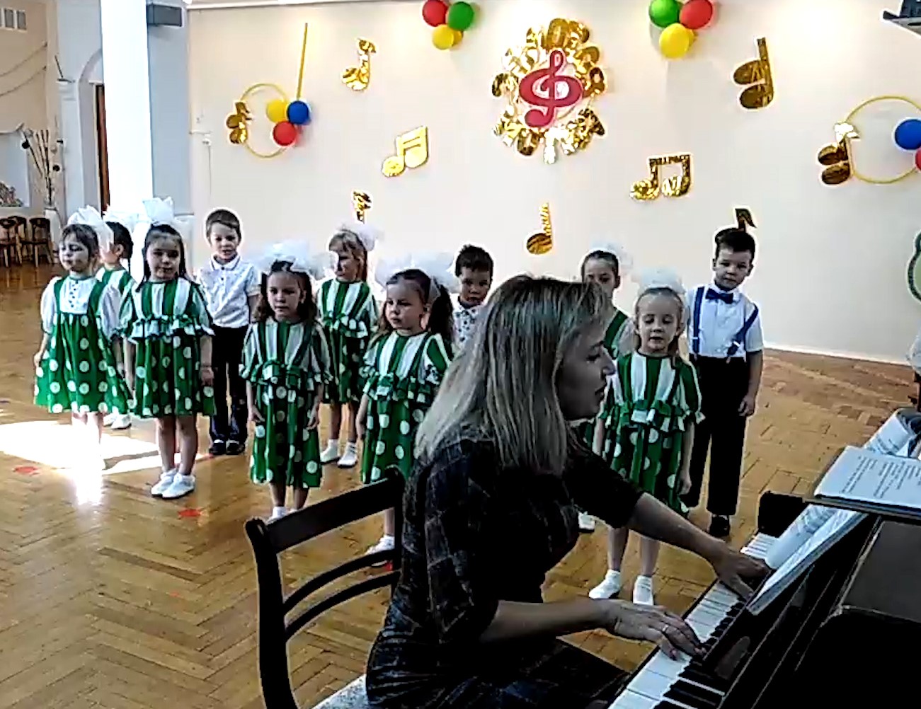 Держак НВ_с детьми 1.jpg Держак НВ_с детьми 1.jpg